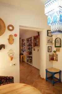 una habitación con una mesa y porcelana azul en la pared en chio's place, en Tiflis