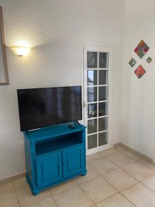 En tv och/eller ett underhållningssystem på Villa Leon