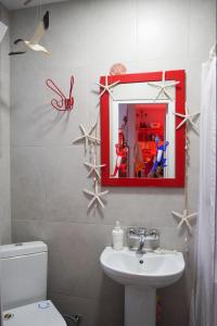 Un baño con lavabo, espejo e inodoro. en chio's place, en Tiflis 19 fotos más