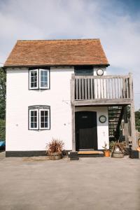 a white house with a gambrel roof at George and Dragon in Horsham
