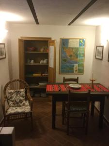 ein Esszimmer mit einem Tisch und Stühlen in der Unterkunft Casa del sole in Manciano