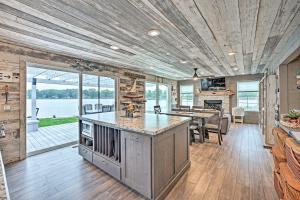 una cocina y sala de estar con una gran isla en una casa de madera en Waterfront Retreat, 10 Mi to Dtwn Shipshewana en Middlebury