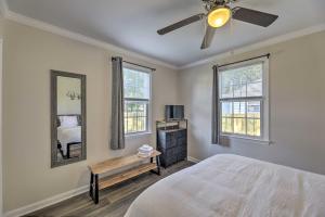 Ένα ή περισσότερα κρεβάτια σε δωμάτιο στο Updated New Bern Home Less Than 3 Mi to Historic Dtwn!