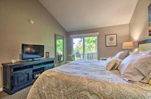 Postel nebo postele na pokoji v ubytování Deck and Fire Pit Margaritaville Resort Home! + 32 fotografií