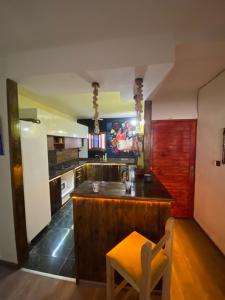 uma cozinha com uma ilha de madeira no meio em Beautiful Apartment in the City Center with Everything You Need em Tânger