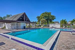 Hồ bơi trong/gần Chic Fort Myers Escape with Community Perks!