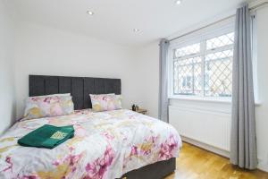 - une chambre avec un lit et un livre dans l'établissement Marylebone Mews - Beautiful 2 bedroom flat, à Londres