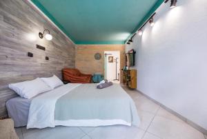 um quarto com uma grande cama branca num quarto em Лофт для 4-х, Wi-fi, Dream Town, метро em Kiev