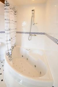 y baño con ducha y bañera blanca. en The Grange at Mortimers Cross, 