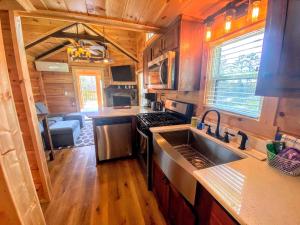 B2 NEW Awesome Tiny Home with AC Mountain Views Minutes to Skiing Hiking Attractions的厨房或小厨房