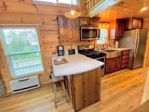 B2 NEW Awesome Tiny Home with AC Mountain Views Minutes to Skiing Hiking Attractions的厨房或小厨房