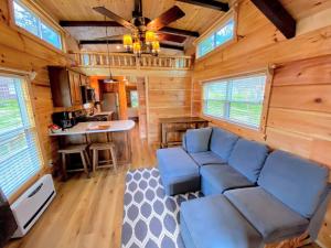 B2 NEW Awesome Tiny Home with AC Mountain Views Minutes to Skiing Hiking Attractions的休息区