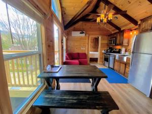 una cocina con mesa de madera en una casa pequeña en B3 NEW Awesome Tiny Home with AC Mountain Views Minutes to Skiing Hiking Attractions, en Carroll