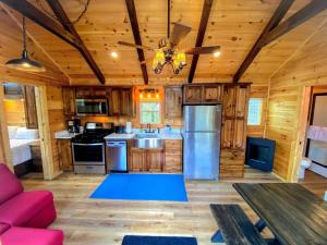 B3 NEW Awesome Tiny Home with AC Mountain Views Minutes to Skiing Hiking Attractions的厨房或小厨房