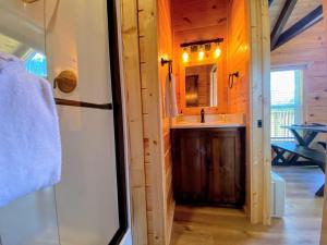 B3 NEW Awesome Tiny Home with AC Mountain Views Minutes to Skiing Hiking Attractions的休息区
