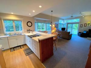 Η κουζίνα ή μικρή κουζίνα στο FV50 Pet friendly single level home in Bretton Woods walk to golf course and Mt Washington Hotel