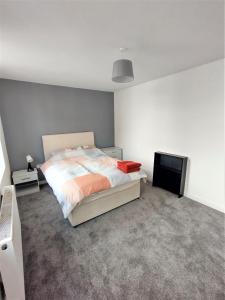 1 dormitorio con 1 cama y TV de pantalla plana en Yarm Lane Apartments - Stockton Town Centre, en Stockton-on-Tees