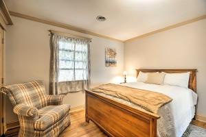 Krevet ili kreveti u jedinici u objektu Waterfront Lake Champlain Home with Fire Pit!