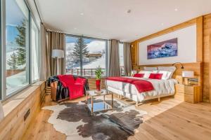 - une chambre avec un lit et une grande fenêtre dans l'établissement Luxury apartment Stay With us Resorts, à Tignes