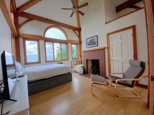 Posezení v ubytování NEW Stunning home with breathtaking views, outdoor cedar sauna, great location