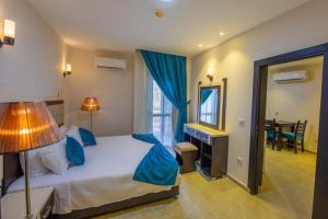 One Bedroom Suite with Aqua View at Mirage Bay Resort房間的床