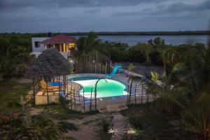 Utsikt över poolen vid MANDA ISLAND Private Villa eller i närheten