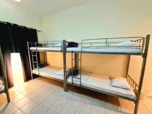 מיטה או מיטות קומותיים בחדר ב-Expo Stay