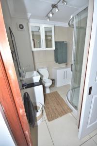 La salle de bains est pourvue de toilettes, d'un lavabo et d'une douche. dans l'établissement Cyprus Manor 12, à Mossel Bay
