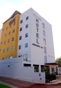 un edificio de apartamentos con las palabras hotel en él en Hotel ANB Aeropuerto Guadalajara, en Guadalajara