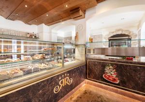 Makanan di atau berdekatan hotel