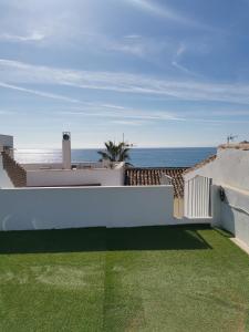 een balkon met uitzicht op de oceaan bij Apartamentos victoria in Cala del Moral