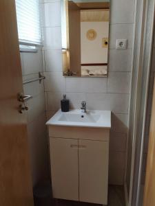 a small bathroom with a sink and a mirror at Casinha da Eira in Góis