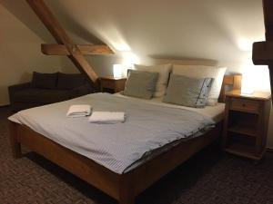 Un pat sau paturi într-o cameră la Apartmány u Honzy