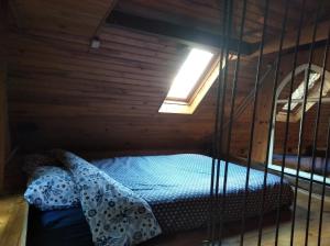 Tempat tidur dalam kamar di grange rénovée en pleine nature