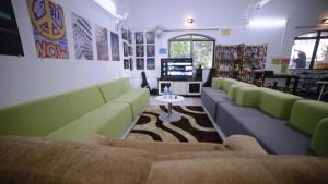 Posezení v ubytování Hostel Lifespace- Tailor made for working professionals- Luxurious Twin Bungalow with CoWork- only 3 and 4 share Rooms + 95 fotografií