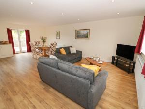 Sala de estar con 2 sofás y TV en Rose Cottage, en Stratford-upon-Avon