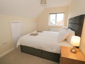 Un dormitorio con una cama grande y una ventana en Rose Cottage, en Stratford-upon-Avon