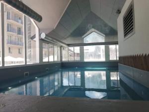 Piscine de l'établissement Appartement privé dans résidence Balnéo Aladin ou située à proximité