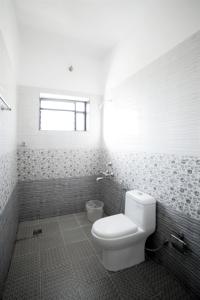 Bathroom sa Edelweiss Resort