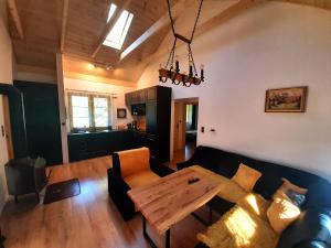salon z kanapą i drewnianym stołem w obiekcie Bieszczady Domek Nad Stawem w mieście Lesko