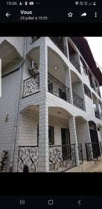 une photo d'un bâtiment avec balcon dans l'établissement Superbe appartement, à Douala