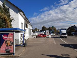 ein leerer Parkplatz neben einem Gebäude in der Unterkunft Deutscher Kaiser in Lauchringen