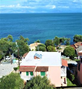 una vista aerea di una casa e dell'oceano di Dinos Green Place a Mesongi