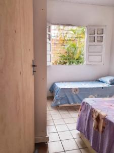 Una cama o camas en una habitación de Home in Family