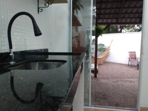 bagno con lavandino e parete in vetro di Recanto do Mica a Governador Celso Ramos Altre 49 foto