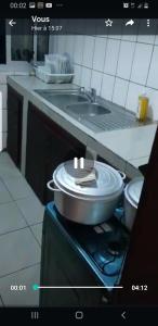 - une cuisine avec une cuisinière dans l'établissement Superbe appartement, à Douala