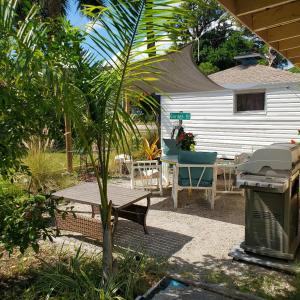 Gallery image of 1 Beige Cozy Bungalow or 1 White Cozy Efficiency Cottage in Titusville in Titusville