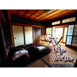 um quarto com duas camas e uma mesa em First floor Tatami room Local house stay- Vacation STAY 75395v em Hida