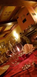 TiglioleにあるLocanda Bellavistaの一組のワイングラス
