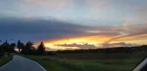 una vista da un finestrino di un'auto di un tramonto di Locanda Bellavista a Tigliole